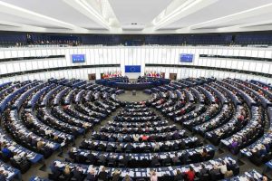 En ny handelsaftale mellem EU og USA er rykket et vigtigt skridt nærmere efter godkendelse i Europa-Parlamentet. Aftalen skal skabe større stabilitet om handel og told – og det kan få stor betydning for dansk eksport af fisk og skaldyr til det amerikanske marked. foto: wikipedia