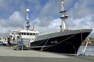 Den færøske konkurrencemyndighed Kappingareftirlitið har godkendt, at Vørustíggis makrel- og silderettigheder går til Ango, mens Varðin via datterselskaber overtager MS Eysturbúgvin samt bundfiskedage og guldlaksrettigheder. foto: Eysturbugvin