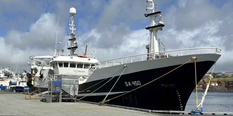 Den færøske konkurrencemyndighed Kappingareftirlitið har godkendt, at Vørustíggis makrel- og silderettigheder går til Ango, mens Varðin via datterselskaber overtager MS Eysturbúgvin samt bundfiskedage og guldlaksrettigheder. foto: Eysturbugvin