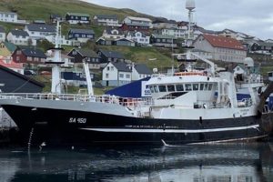I Fuglefjord landede Eysturbúgvin kom i ugen ind med 200 tons sild, som de har fisket i islandsk farvand. foto. SM Fiskur.fo