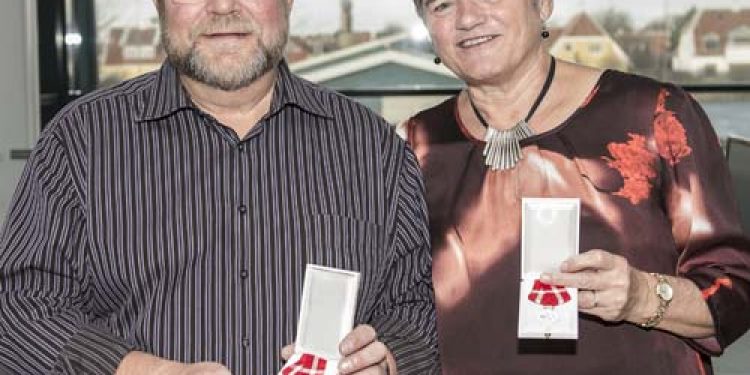 Den kongelige belønningsmedalje med krone er tildelt to personer fra Skagen.  Foto:Hendes Majestæt Dronningens belønningsmedalje til Joan Larsen og Bruno Peter Larsen fra FF Skagen A/S – FF Skagen