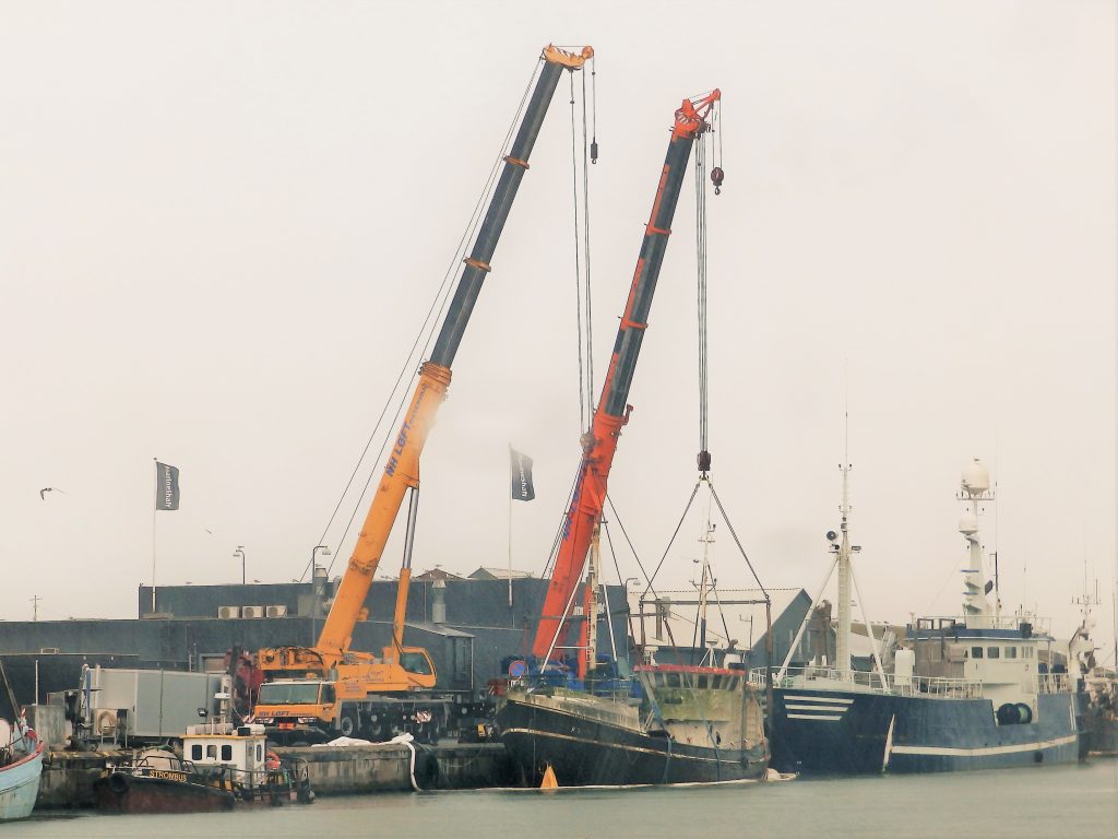 vellykkede bjærgning og hævning af det 78 år gamle fartøj i Hirtshals Havn. foto: PmrA