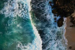 Danmark har en af Europas mest betydningsfulde blå økonomier, der ifølge Danmarks Statistik og analyser fra Dansk Industri bidrager med; fiskeri, havvind og maritim transport samt maritim service og akvakultur – med cirka 4-6 procent af Danmarks BNP og beskæftiger omkring 80.000 mennesker. Det svarer til en økonomisk værdi på omkring 200-300 milliarder kroner årligt. foto: FN