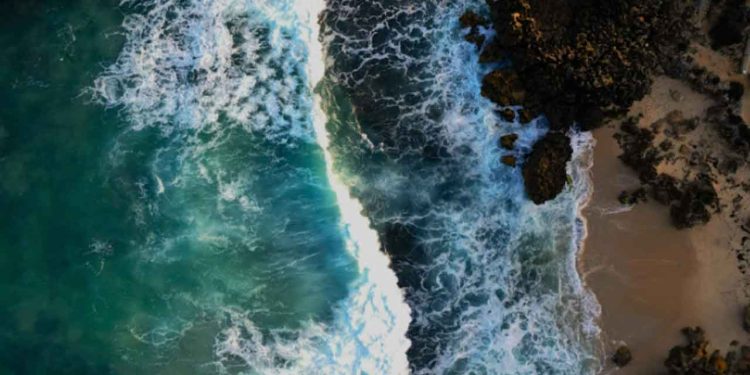 Danmark har en af Europas mest betydningsfulde blå økonomier, der ifølge Danmarks Statistik og analyser fra Dansk Industri bidrager med; fiskeri, havvind og maritim transport samt maritim service og akvakultur – med cirka 4-6 procent af Danmarks BNP og beskæftiger omkring 80.000 mennesker. Det svarer til en økonomisk værdi på omkring 200-300 milliarder kroner årligt. foto: FN