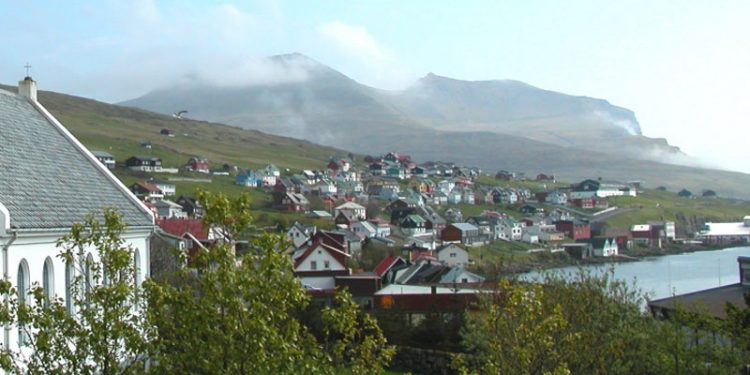 Nyt fra Færøerne uge 17  Foto: i bygden Midvági skal det grønlandske fartøj Narluneq ombygges fra linefartøj til trawler - Wikipedia