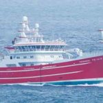 **Fagraberg** leverede ugens største landing i Fuglefjord med 400 tons sild. Fartøjet har dermed opfisket sin sildekvote for denne omgang og har øjeblikkeligt omstillet grejerne til blåhvillingfiskeri. foto: GN Fiskur.fo