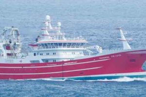**Fagraberg** leverede ugens største landing i Fuglefjord med 400 tons sild. Fartøjet har dermed opfisket sin sildekvote for denne omgang og har øjeblikkeligt omstillet grejerne til blåhvillingfiskeri. foto: GN Fiskur.fo