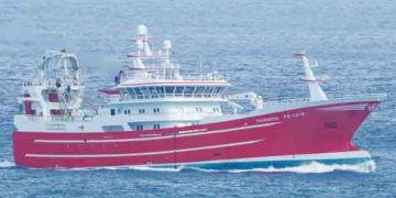 **Fagraberg** leverede ugens største landing i Fuglefjord med 400 tons sild. Fartøjet har dermed opfisket sin sildekvote for denne omgang og har øjeblikkeligt omstillet grejerne til blåhvillingfiskeri. foto: GN Fiskur.fo