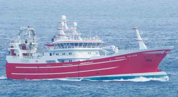 **Fagraberg** leverede ugens største landing i Fuglefjord med 400 tons sild. Fartøjet har dermed opfisket sin sildekvote for denne omgang og har øjeblikkeligt omstillet grejerne til blåhvillingfiskeri. foto: GN Fiskur.fo
