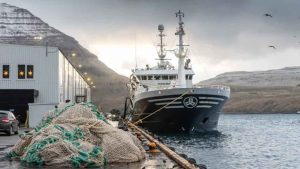 Trawleren **Fagraberg** landede 780 tons sild til Pelagos i Fuglefjord, fisket ud for Færøerne. Ifølge besætningen var fiskeriet godt, og skibet tog straks ud igen.  foto: JKV Fiskur.fo