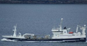 Nyt fra Færøerne uge 33.  Foto: Fagraberg lander en last på 210 tons makrel