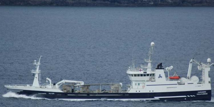Nyt fra Færøerne uge 33.  Foto: Fagraberg lander en last på 210 tons makrel