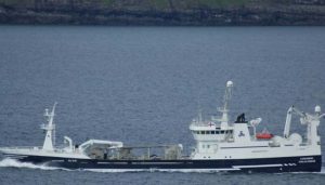 Nyt fra Færøerne uge 20. Not/trawleren Fagraberg lander en last på hele 3000 tons blåhvilling til Havsbrún i Fuglefjord.  Foto: Fagraberg - Skipini
