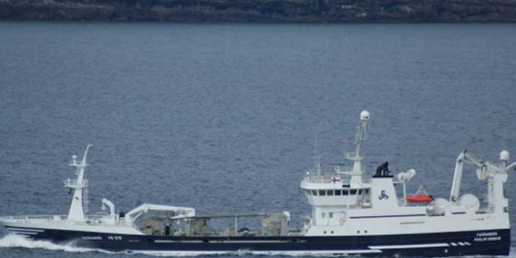 Nyt fra Færøerne uge 20. Not/trawleren Fagraberg lander en last på hele 3000 tons blåhvilling til Havsbrún i Fuglefjord.  Foto: Fagraberg - Skipini