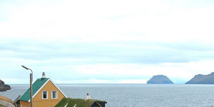 Større eftersøgning igang efter forlist kutter ved Færøerne - Foto: Sandoy Færøerne fotograf Erik Christensen Wikipedia