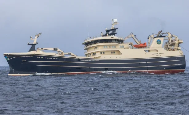 Finnur Fridi lander 1000 ton sild i Skagen - EMS Fiskur.fo