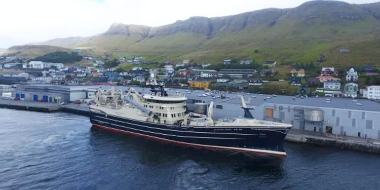 I Tvøroyri landede den nye topmoderne trawler **Finnur Fríði** i sidste uge en last på 320 tons makrel, som de har fisket ud for Færøerne.  foto: Fiskur.fo