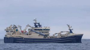 I Tvøroyri landede den færøske trawler **Finnur Fríði** i sidste uge en last på 1.300 tons sild til Varðin Pelagic, som de har fisket ud for island. foto: EMS Fiskur.fo