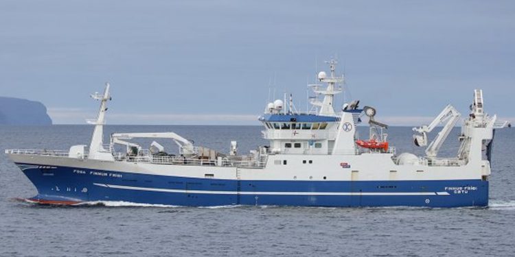 I Tvøroyri landede **Finnur Fríði** landede i ugen en last på 1.000 tons lodde til Varðin Pelagic foto: Kiran J