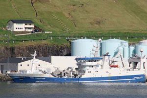 Færøsk fiskefabrik strammer beredskab i kølvandet på storbrand   Arkivfoto: af trawleren Finnur Fridi losning ved Pelagos i Fuglefjord