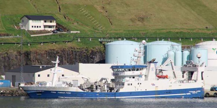 Færøsk fiskefabrik strammer beredskab i kølvandet på storbrand   Arkivfoto: af trawleren Finnur Fridi losning ved Pelagos i Fuglefjord