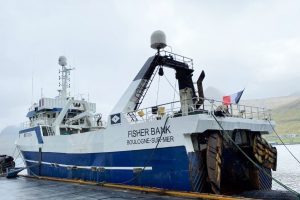 Færøerne: Fransk trawler lander kuller i Tvøroyri. foto: Fisher Bank