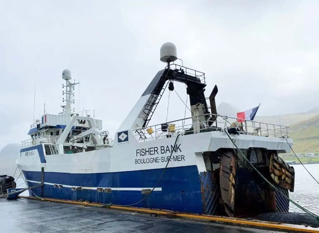 Read more about the article RETTET: Færøerne: Fransk trawler lander sej i Tvøroyri