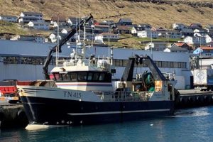 **Fiskaklettur** lander stor fangst i Klaksvík - den mindre trawler Fiskaklettur har haft en succesfuld tur. Skibet landede i ugens løb en last på 56.000 pund, hvoraf størstedelen var havtaske. foto: Fiskur FS