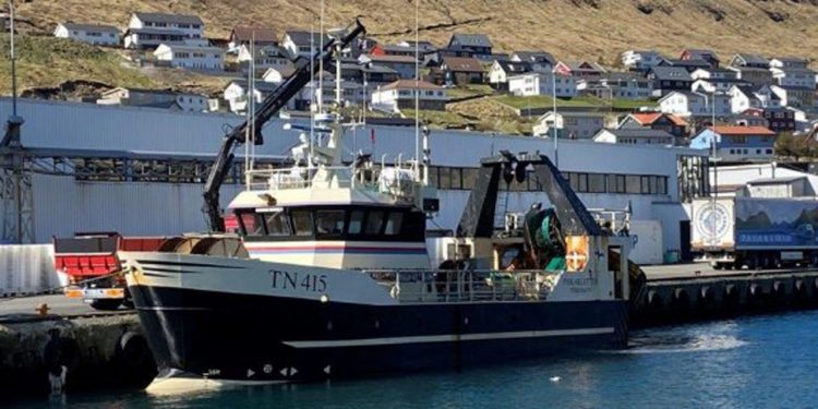 **Fiskaklettur** lander stor fangst i Klaksvík - den mindre trawler Fiskaklettur har haft en succesfuld tur. Skibet landede i ugens løb en last på 56.000 pund, hvoraf størstedelen var havtaske. foto: Fiskur FS