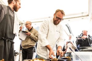 Local Cooking serverer kulmule i kokkekonkurrencen  Foto: Fiskefestival i Hirtshals i 2016