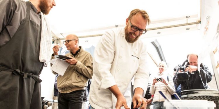 Local Cooking serverer kulmule i kokkekonkurrencen  Foto: Fiskefestival i Hirtshals i 2016