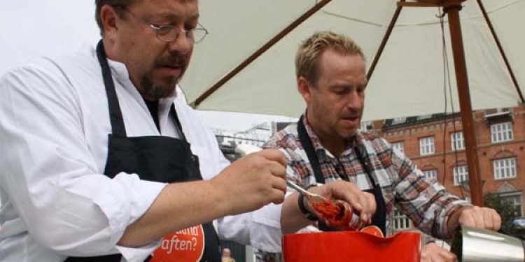 Brødrene Price underholdt med at lave fish’n’chips – uden chips – under Fiskens Dag på Rådhuspladsen i København. foto. Fiskebranchen