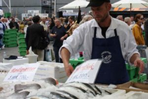 Fiskens Dag bliver i år en HavFriskFiske dag.  foto: Fiskens dag på Rådhuspladsen 2011  Foto: 2gangeomugen