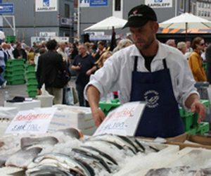 Fiskens Dag bliver i år en HavFriskFiske dag.  foto: Fiskens dag på Rådhuspladsen 2011  Foto: 2gangeomugen