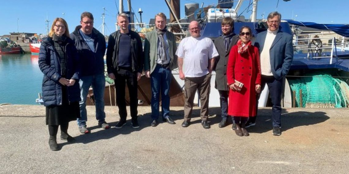 fiskere og politikere mødtes på Hirtshals Havn  foto: Nordsoeposten.dk