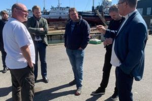 Politikere og frustrerede fiskere fik en god og lærerig snak på kajkanten i Hirtshals foto: Nordsoeposten.dk