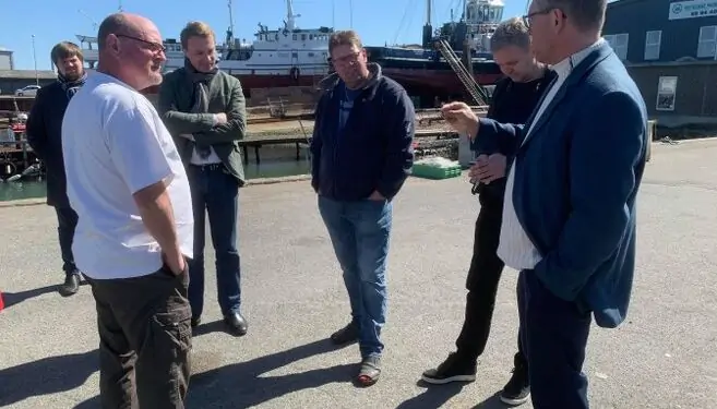 Read more about the article Politikere og frustrerede fiskere fik en god og lærerig snak på kajkanten i Hirtshals