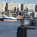 Allerede søndag aften skred Boulogne-fiskere til handling ved at blokere havnen i en aktion. En aktion der fortsatte indtil tirsdag. foto: FiskerForum.com