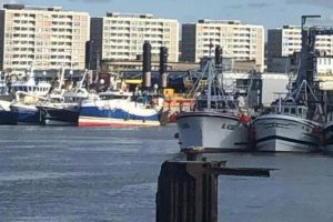 Allerede søndag aften skred Boulogne-fiskere til handling ved at blokere havnen i en aktion. En aktion der fortsatte indtil tirsdag. foto: FiskerForum.com