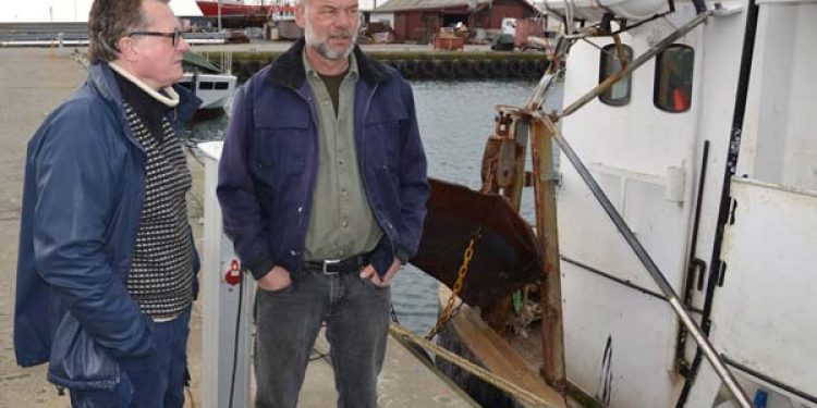 MEP' er stiller spørgsmåltegn til forvaltningen af torsk i Østersøen.  Foto: MEP Claus Larsen-Jensen i samtale med fiskeskipper Jesper Funch Jensen på Nexø Havn - CSH