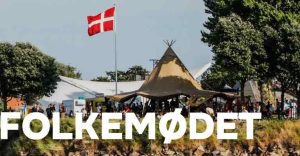 Hvert år i uge 24 mødes folket og folkestyret i øjenhøjde under Allinges åbne himmel. Det sker til Danmarks demokratifestival - Folkemødet. Her opstår et fællesskab, som fejrer demokratiet ved at dyrke den ligeværdige og respektfulde dialog og debat. foto: Folkemødet