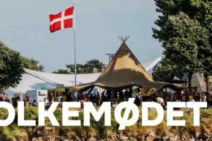 Hvert år i uge 24 mødes folket og folkestyret i øjenhøjde under Allinges åbne himmel. Det sker til Danmarks demokratifestival - Folkemødet. Her opstår et fællesskab, som fejrer demokratiet ved at dyrke den ligeværdige og respektfulde dialog og debat. foto: Folkemødet