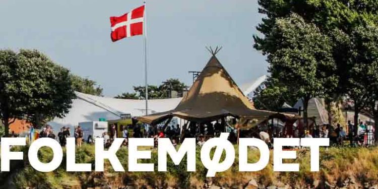 Hvert år i uge 24 mødes folket og folkestyret i øjenhøjde under Allinges åbne himmel. Det sker til Danmarks demokratifestival - Folkemødet. Her opstår et fællesskab, som fejrer demokratiet ved at dyrke den ligeværdige og respektfulde dialog og debat. foto: Folkemødet