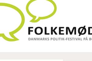 DF tager den positive hat på til Folkemødet på Bornholm.  Logo: Folkemødet på Bornholm