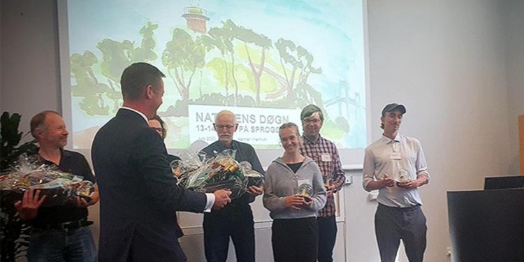 Transportminister Thomas Danielsen (V) overrækker førsteprisen »Naturens Døgn« foto: DTU