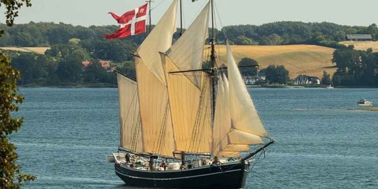 Hver gang skibet satte kurs mod nye destinationer, kom det tæt på de mennesker, der kender havet og lever af det. Fiskerne, som ofte har et nært forhold til det maritime liv, har mødt Fulton både som et symbol på tradition og et aktivt skib med en historie, der har levet videre gennem generationer. Skonnerten har været et fast indslag i flere danske havne, og dens tilstedeværelse har givet folk på kysten mulighed for at opleve et levende vidnesbyrd om den stolte sejlertradition, som stadig forbindes med mange af de små, lokale fiskerifællesskaber rundt omkring i landet. foto: Fulton