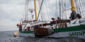 Nu smider Greenpeace atter kampesten i havet, for at genere fiskerne - Greenpeace dumpe kampesten på havet under et tidligere stunt. Billede: Greenpeace