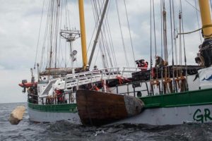 Nu smider Greenpeace atter kampesten i havet, for at genere fiskerne - Greenpeace dumpe kampesten på havet under et tidligere stunt. Billede: Greenpeace