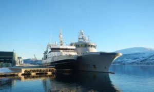 Norsk fiskerikontrol opbringer Færøsk trawler .  Foto: Gadus - KV Sortland