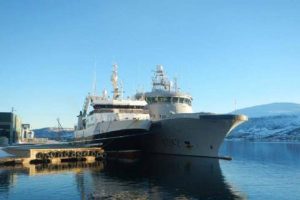 Norsk fiskerikontrol opbringer Færøsk trawler .  Foto: Gadus - KV Sortland